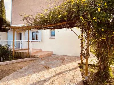 Jardin de l'établissement Charmant T2 en rez-de-jardin