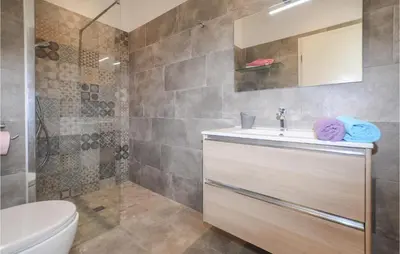 Salle de bains dans l'établissement Villa Piscine Privative