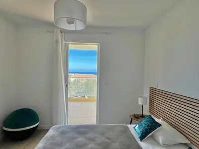 Un ou plusieurs lits dans un hébergement de l'établissement Bel appartement avec vue mer- 2 adultes 1 bébé