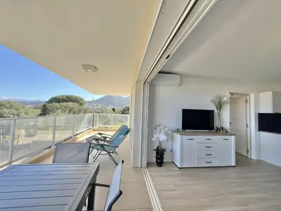 Télévision ou salle de divertissement dans l'établissement Bel appartement avec vue mer- 2 adultes 1 bébé