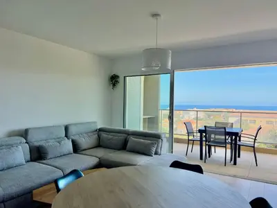 Coin salon dans l'établissement Bel appartement avec vue mer- 2 adultes 1 bébé