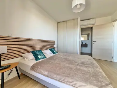 Un ou plusieurs lits dans un hébergement de l'établissement Bel appartement avec vue mer- 2 adultes 1 bébé