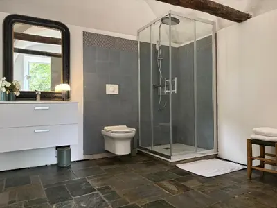 Salle de bains dans l'établissement Suite avec jardin et piscine