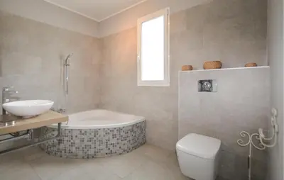 Salle de bains dans l'établissement 4 Bedroom Beautiful Home In Saint Florent