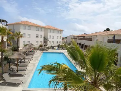Piscine de l'établissement T3 bord de mer corse N 138 ou située à proximité