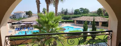 Piscine de l'établissement Appartement avec piscine en Bord de Mer - Corse ou située à proximité