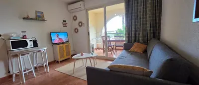 Télévision ou salle de divertissement dans l'établissement Appartement avec piscine en Bord de Mer - Corse