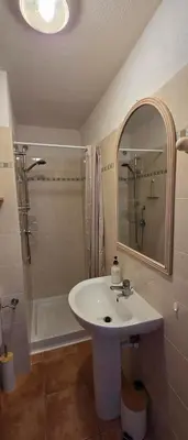 Salle de bains dans l'établissement Appartement avec piscine en Bord de Mer - Corse