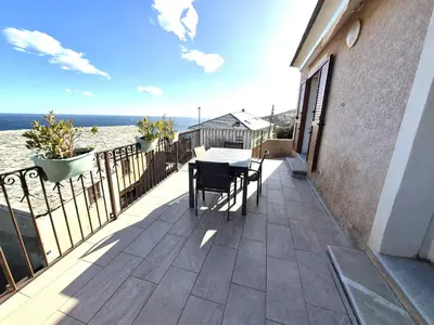 Balcon ou terrasse dans l'établissement Villa vue mer à Pietranera