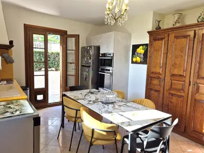 Cuisine ou kitchenette dans l'établissement Villa vue mer à Pietranera