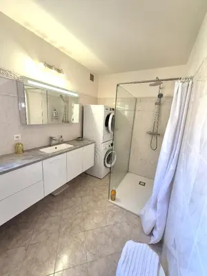 Salle de bains dans l'établissement Villa vue mer à Pietranera