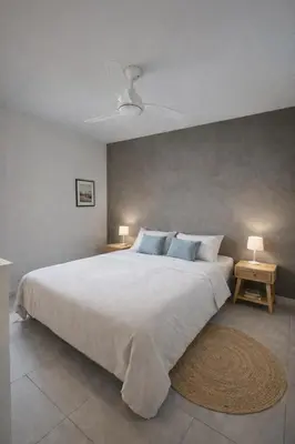 Un ou plusieurs lits dans un hébergement de l'établissement Appartement CALVI lumineux avec terrasse