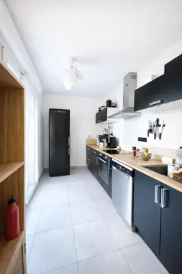 Cuisine ou kitchenette dans l'établissement Appartement CALVI lumineux avec terrasse