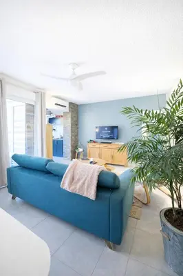 Télévision ou salle de divertissement dans l'établissement Appartement CALVI lumineux avec terrasse