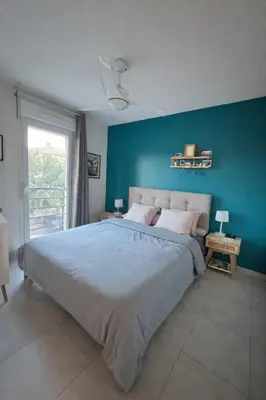Un ou plusieurs lits dans un hébergement de l'établissement Appartement CALVI lumineux avec terrasse