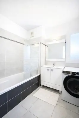 Salle de bains dans l'établissement Appartement CALVI lumineux avec terrasse