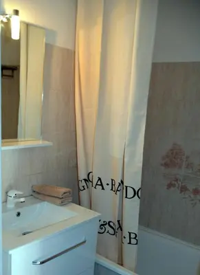 Salle de bains dans l'établissement Studio piscine et plage