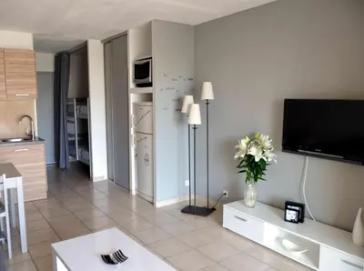 Télévision ou salle de divertissement dans l'établissement Studio piscine et plage