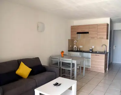 Cuisine ou kitchenette dans l'établissement Studio piscine et plage