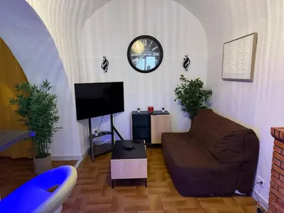 Télévision ou salle de divertissement dans l'établissement Cozy Studio in Santa Reparata di Balagna