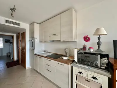 Cuisine ou kitchenette dans l'établissement Appartement 2 pièces 4 couchages CALVI