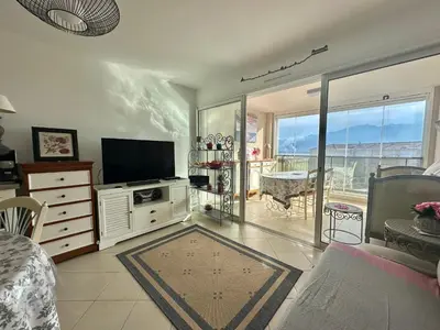 Télévision ou salle de divertissement dans l'établissement Appartement 2 pièces 4 couchages CALVI