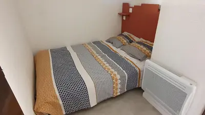 Un ou plusieurs lits dans un hébergement de l'établissement Studio vue mer proche du port