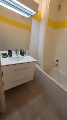 Salle de bains dans l'établissement Studio vue mer proche du port