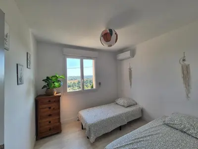 Un ou plusieurs lits dans un hébergement de l'établissement Peaceful 3-room apartment, refurbished and air-conditioned