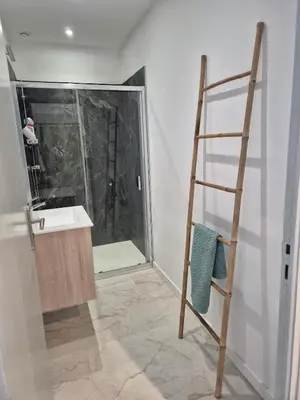 Salle de bains dans l'établissement Peaceful 3-room apartment, refurbished and air-conditioned