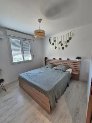 Un ou plusieurs lits dans un hébergement de l'établissement Peaceful 3-room apartment, refurbished and air-conditioned