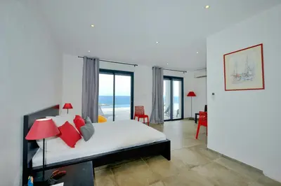 Un ou plusieurs lits dans un hébergement de l'établissement Villa With Direct Sea Access In Cap Corse