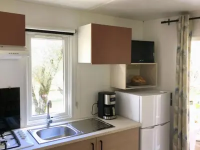 Cuisine ou kitchenette dans l'établissement Mobil-home confortable avec terrasse pour 4 personnes à Vico - API-1-52-838