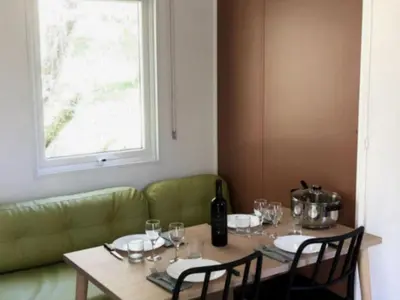 Boissons dans l'établissement Mobil-home confortable avec terrasse pour 4 personnes à Vico - API-1-52-838