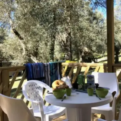 Mobil-home confortable avec terrasse pour 4 personnes à Vico - API-1-52-838
