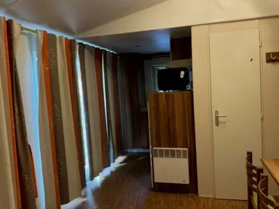 Télévision ou salle de divertissement dans l'établissement Mobil Home avec Terrasse, 2 Chambres, 4 Pers. - API-1-52-840