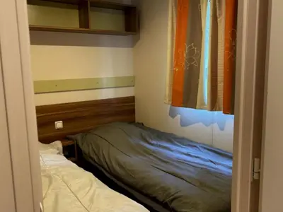 Un ou plusieurs lits dans un hébergement de l'établissement Mobil Home avec Terrasse, 2 Chambres, 4 Pers. - API-1-52-840