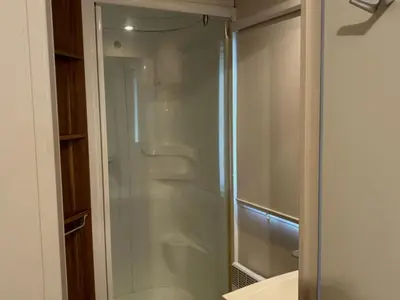 Salle de bains dans l'établissement Mobil Home avec Terrasse, 2 Chambres, 4 Pers. - API-1-52-840