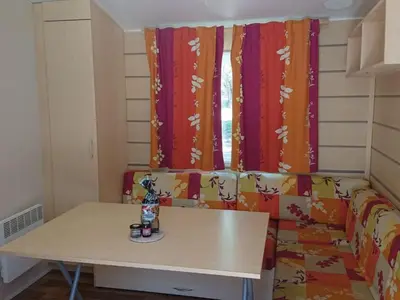 Coin salon dans l'établissement Mobil home 6 personnes avec terrasse à Vico - API-1-52-841