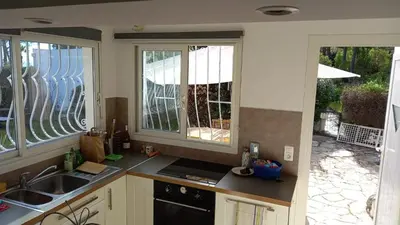 Cuisine ou kitchenette dans l'établissement CORSE bord de plage SANT AMBROGGIO