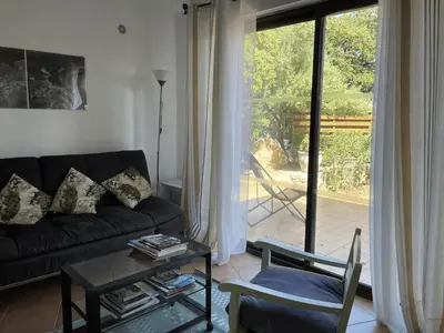 Coin salon dans l'établissement T3 de 80m2 avec piscine - jardin - vue mer
