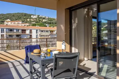 Balcon ou terrasse dans l'établissement Casa Catalina Charme contemporain à lÎle-Rousse