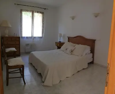 Un ou plusieurs lits dans un hébergement de l'établissement Maison avec piscine sans voisinage à 4km de la mer