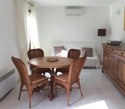 Coin salon dans l'établissement Maison avec piscine sans voisinage à 4km de la mer