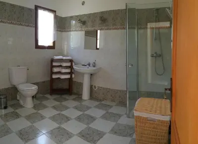 Salle de bains dans l'établissement Maison avec piscine sans voisinage à 4km de la mer
