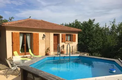 Piscine de l'établissement Maison avec piscine sans voisinage à 4km de la mer ou située à proximité