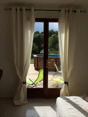 Un ou plusieurs lits dans un hébergement de l'établissement Maison avec piscine sans voisinage à 4km de la mer