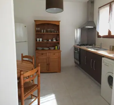 Cuisine ou kitchenette dans l'établissement Maison avec piscine sans voisinage à 4km de la mer