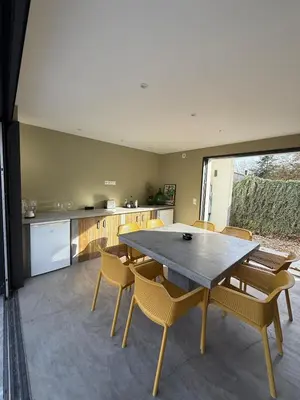 Cuisine ou kitchenette dans l'établissement Studio équipé avec cuisine d été et piscine privée