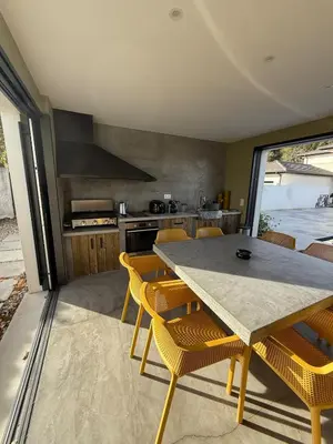Cuisine ou kitchenette dans l'établissement Studio équipé avec cuisine d été et piscine privée